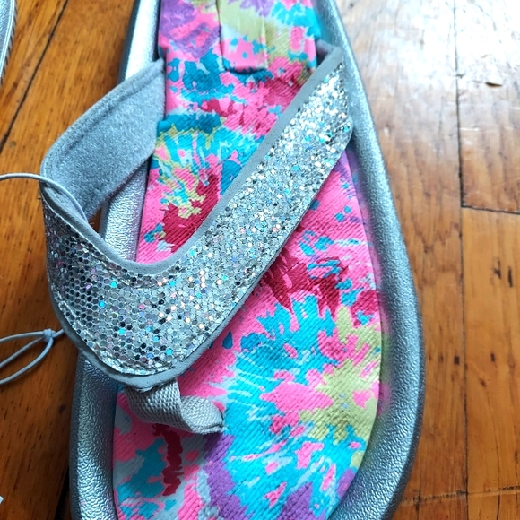 "Tie Dye" pattern Flip Flops - Elli by Cappelli - new with tags - size 1-2 youth - Picture 2 of 7